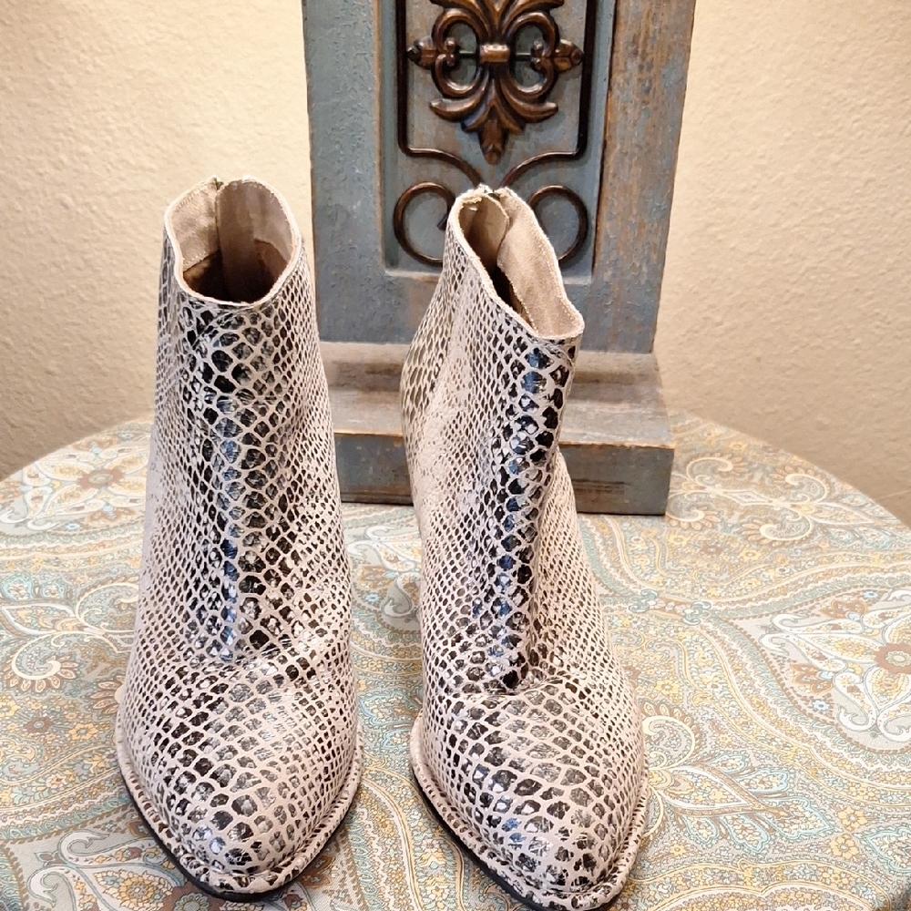DIBA TRUE Chic Snakeskin Ankle Booties. Genuine Leather Size 9M